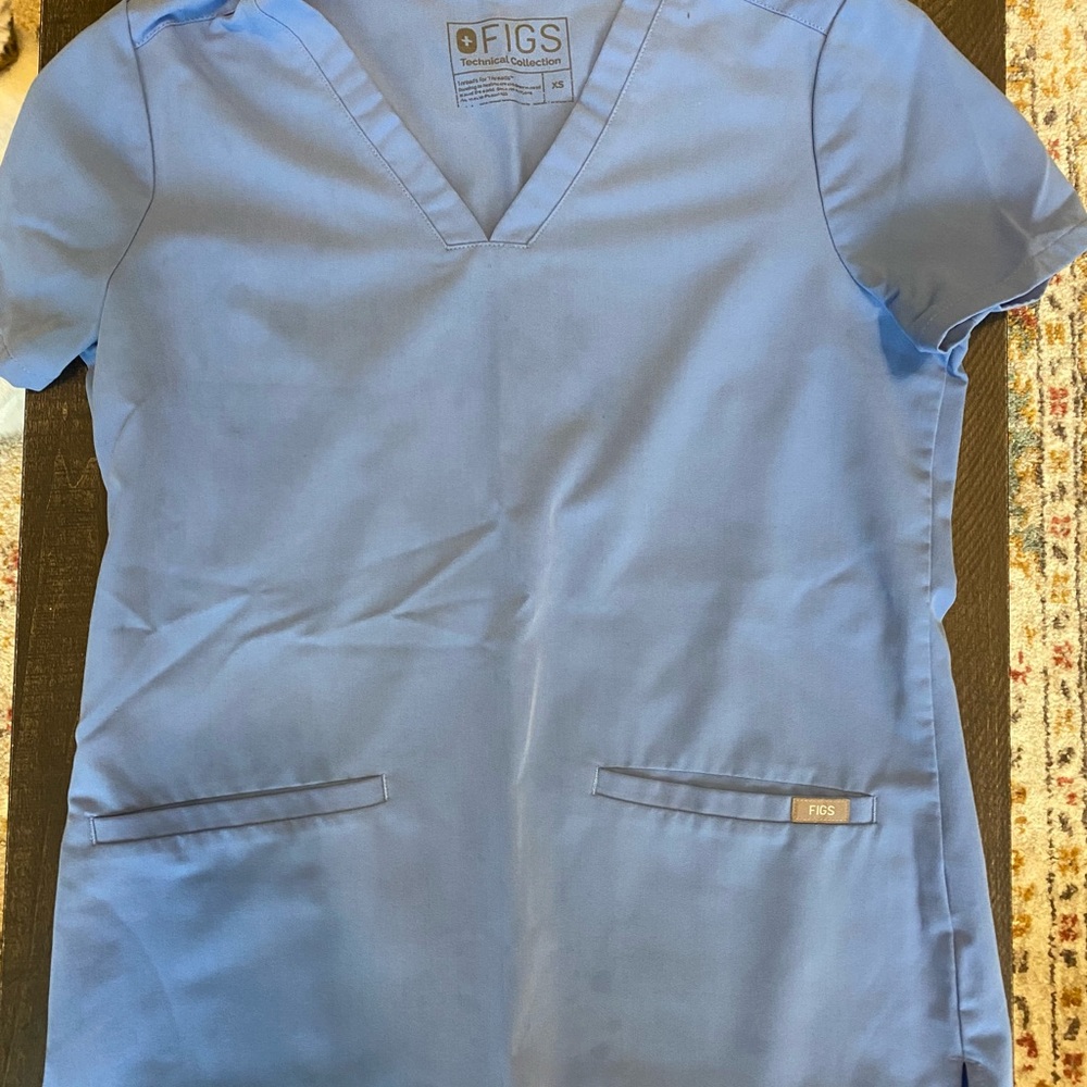 figs-ceil blue 2 pocket scrub top- XS